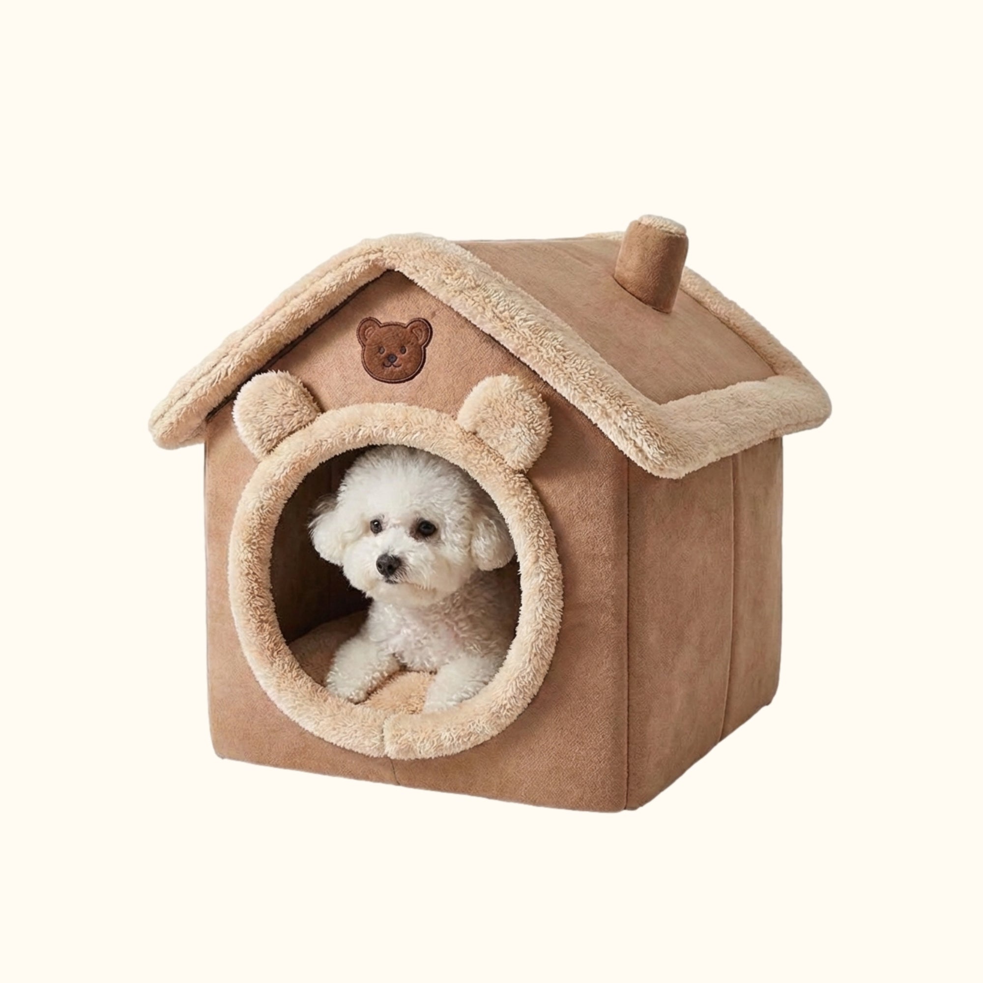 Petit chien dans sa niche d'intérieur brune