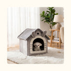 Chien bichon se reposant dans une niche d’intérieur pour chien au style moderne