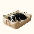 Border collie allongé dans un panier orthopédique imperméable blanc