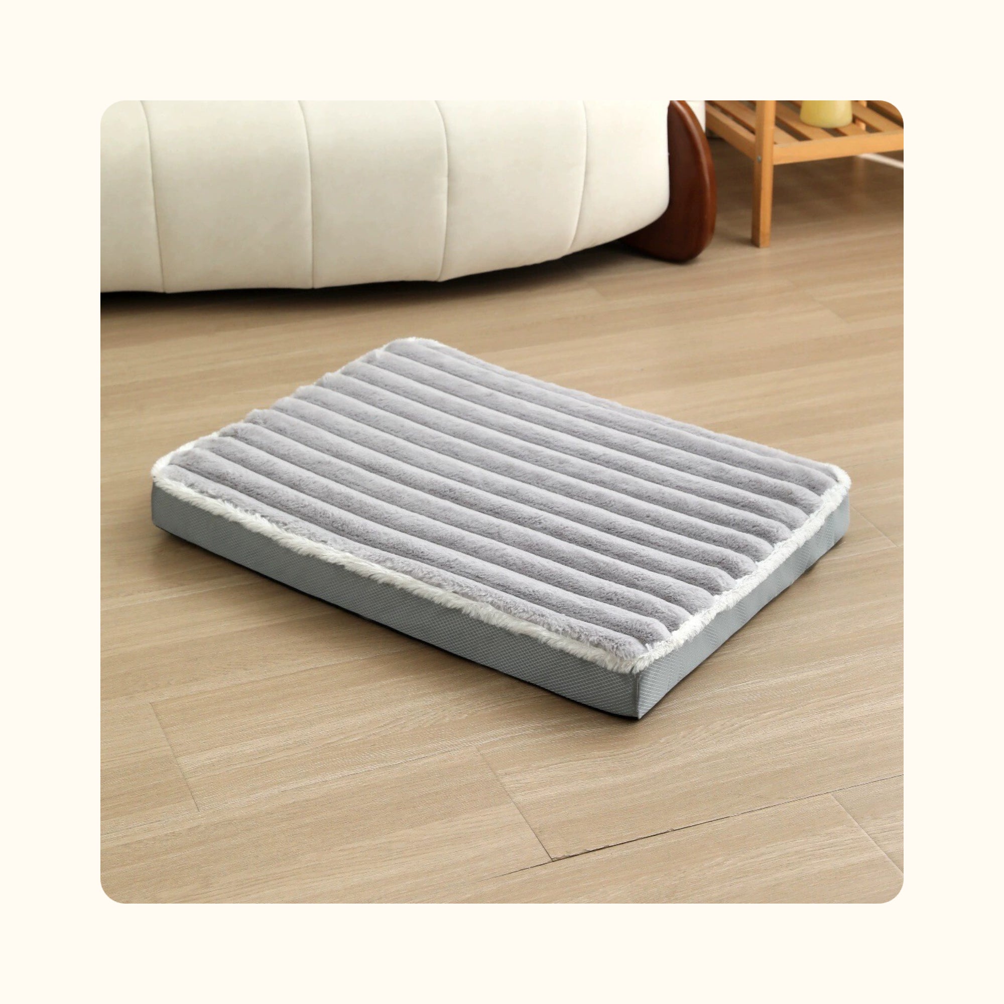 Matelas orthopédique gris pour chien au milieu d'un salon
